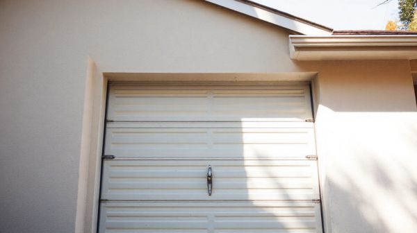 10 astuces pour bien isoler votre porte de garage sectionnelle